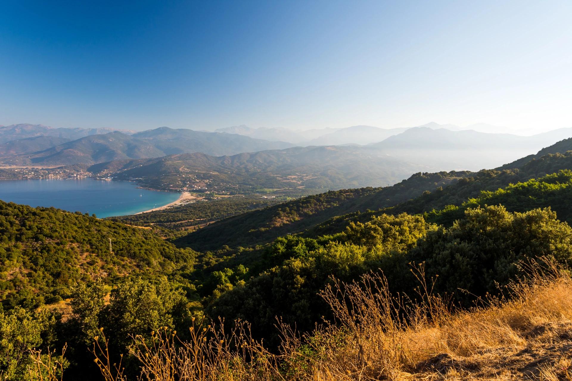 Panorama côtier entre Calvi et Île Rousse dans les hauteurs de Balagne