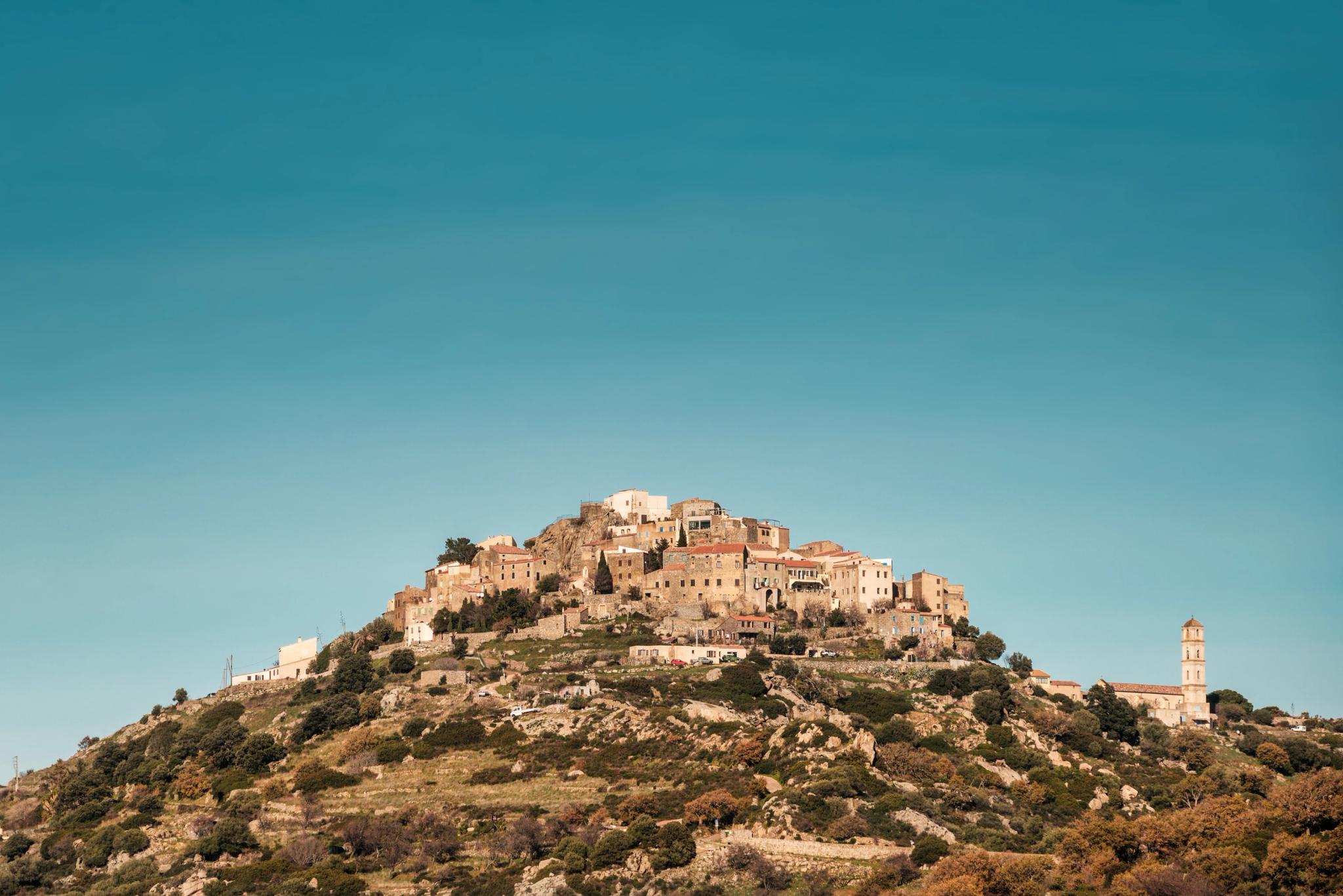 Colline rocheuse et village typiques de la région de Balagne